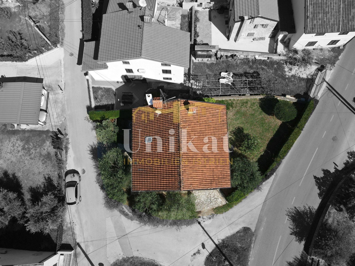 Samostojna hiša z stanovanjem, kletjo in garažo ter pogledom na morje, Buje